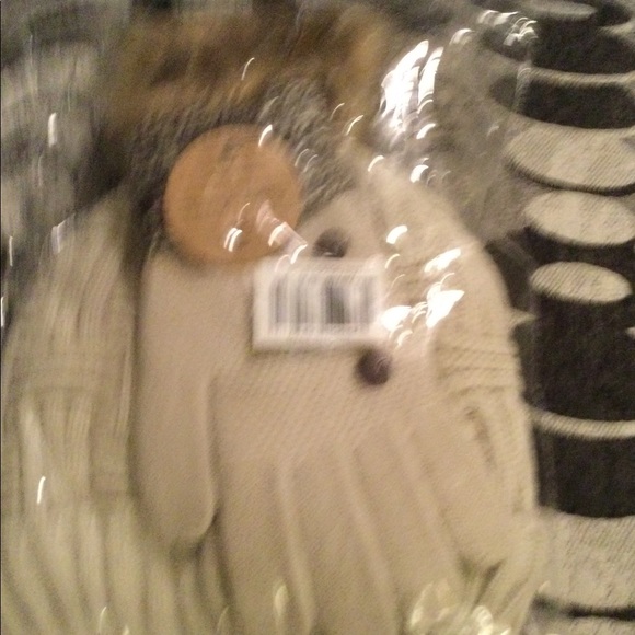 🔥🔥🤩🤩 Britt’s Knit’s Classic Beanie Hat and Gloves 🧤🔥🔥 - Picture 3 of 3